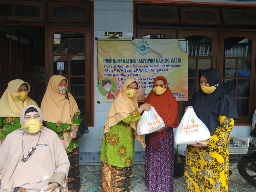 pembagian sembako gratis pada warga terdampak