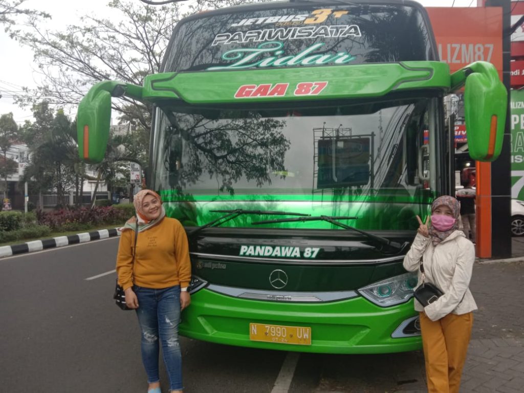 berpose dengan bus cafe malang